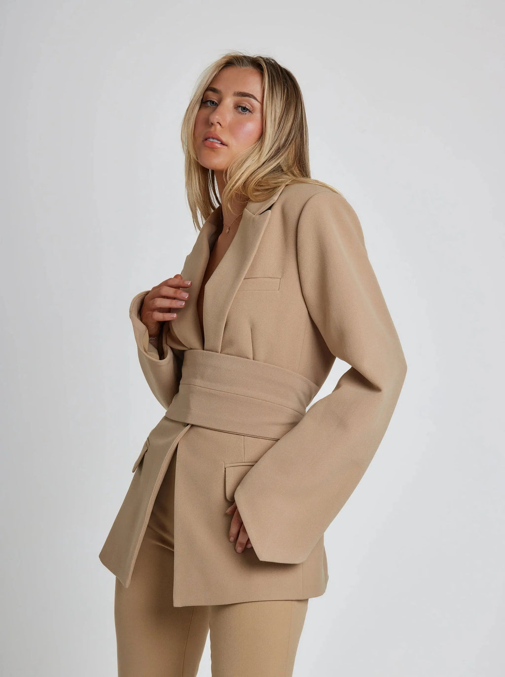 Tailored Belted Blazer with Wide Lapels and Sleek Silhouette