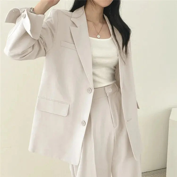 Elegant Tailored Blazer and Trouser Set with Modern Relaxed Fit