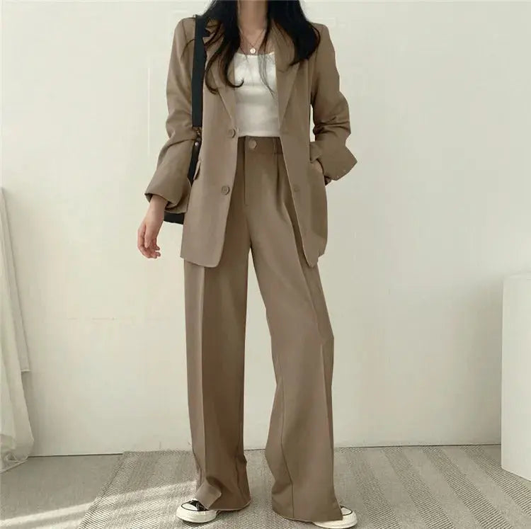 Elegant Tailored Blazer and Trouser Set with Modern Relaxed Fit