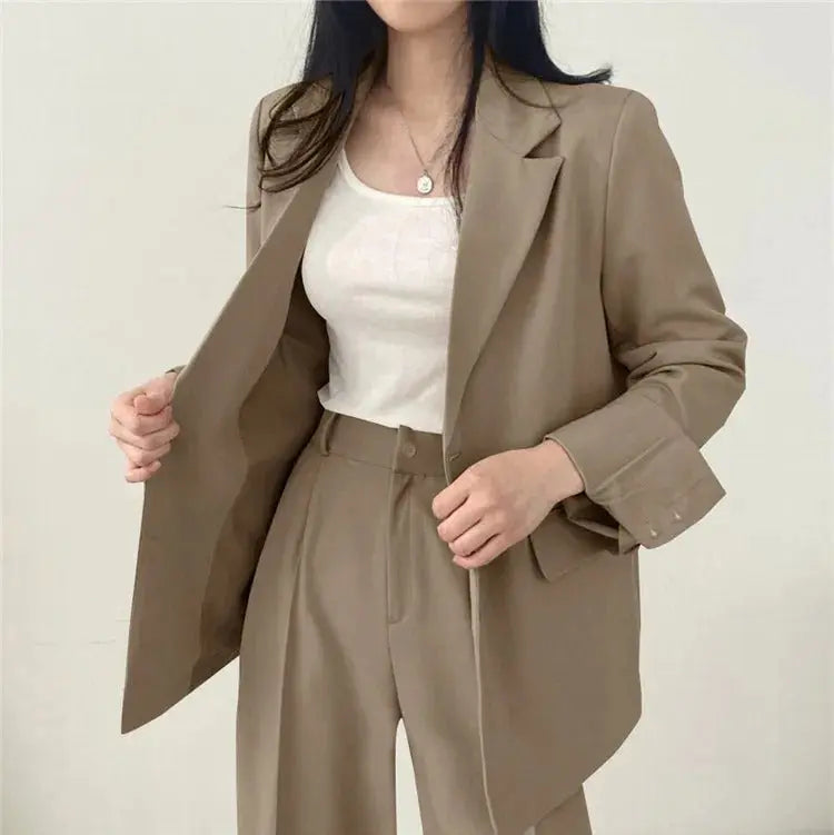 Elegant Tailored Blazer and Trouser Set with Modern Relaxed Fit