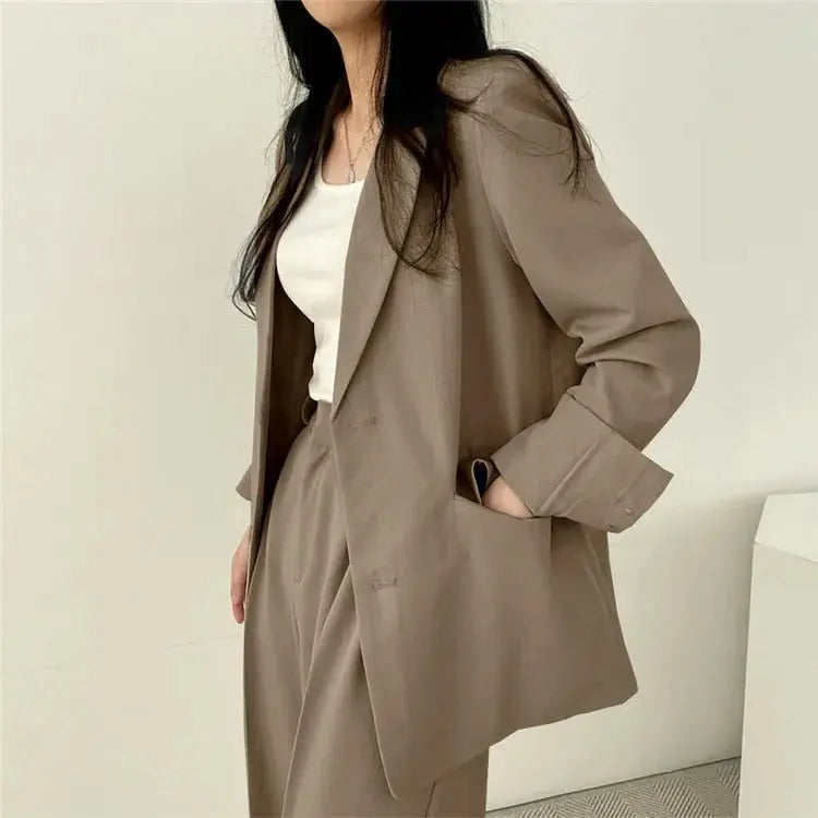 Elegant Tailored Blazer and Trouser Set with Modern Relaxed Fit