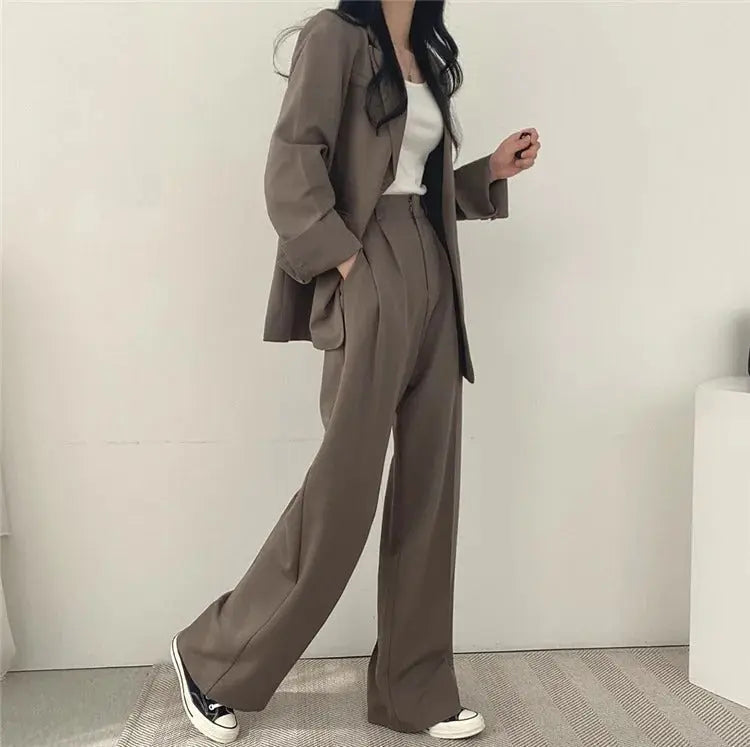 Elegant Tailored Blazer and Trouser Set with Modern Relaxed Fit
