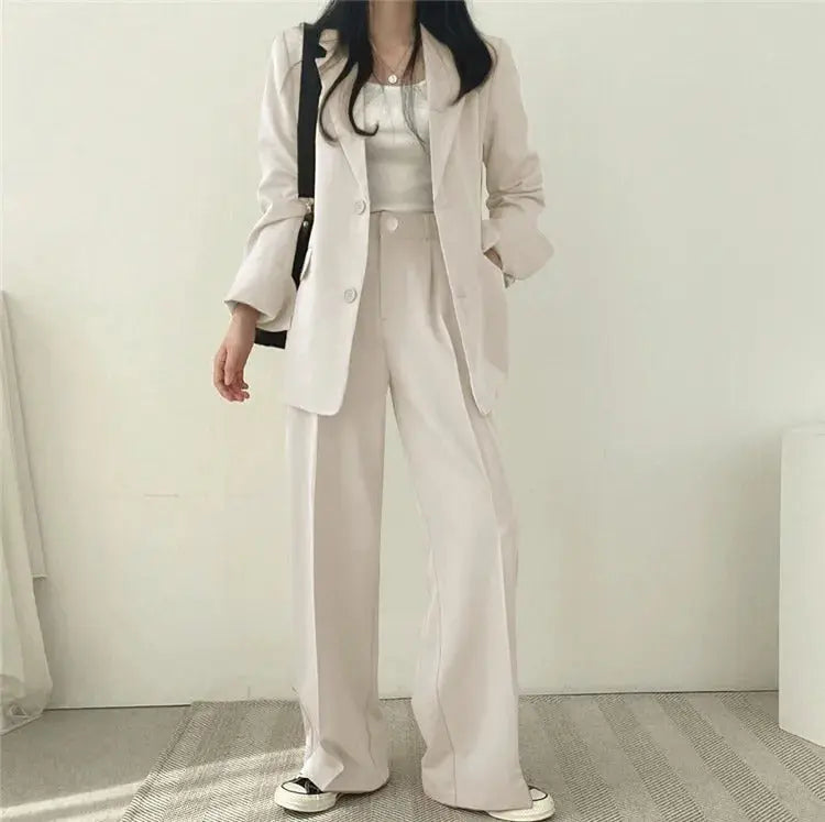 Elegant Tailored Blazer and Trouser Set with Modern Relaxed Fit