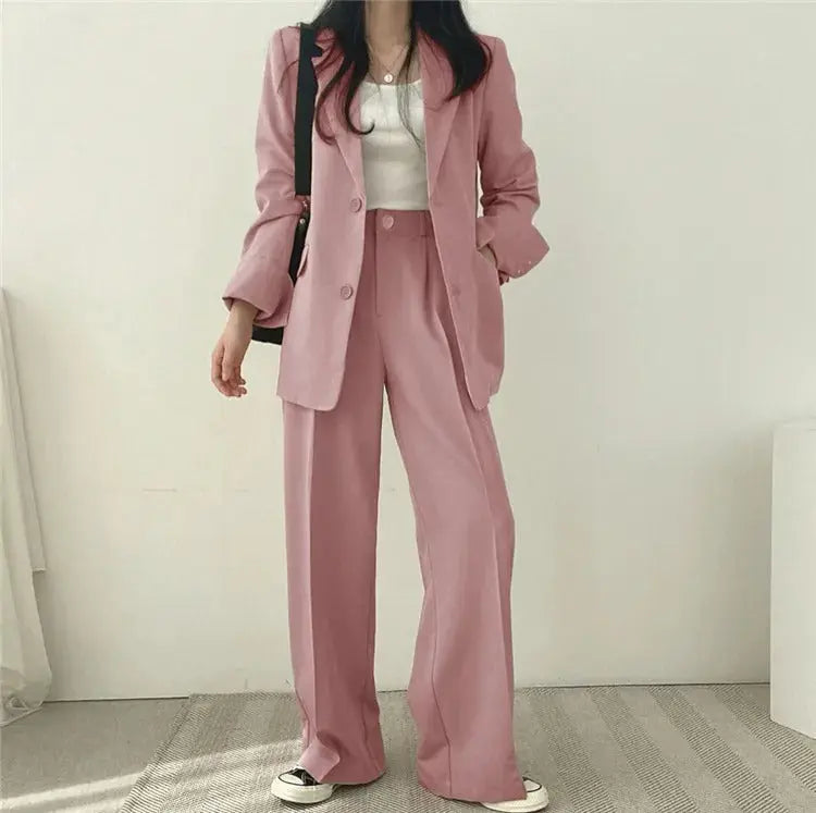 Elegant Tailored Blazer and Trouser Set with Modern Relaxed Fit